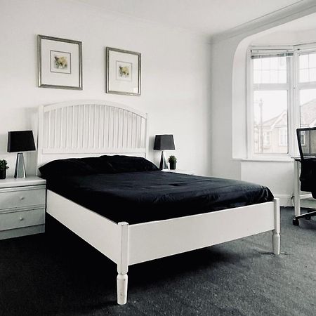 Cozy Private Rooms In Homestay Илфорд Екстериор снимка