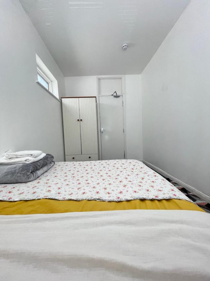 Cozy Private Rooms In Homestay Илфорд Екстериор снимка