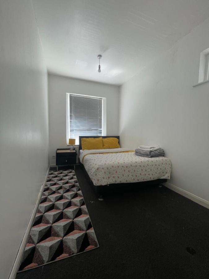 Cozy Private Rooms In Homestay Илфорд Екстериор снимка