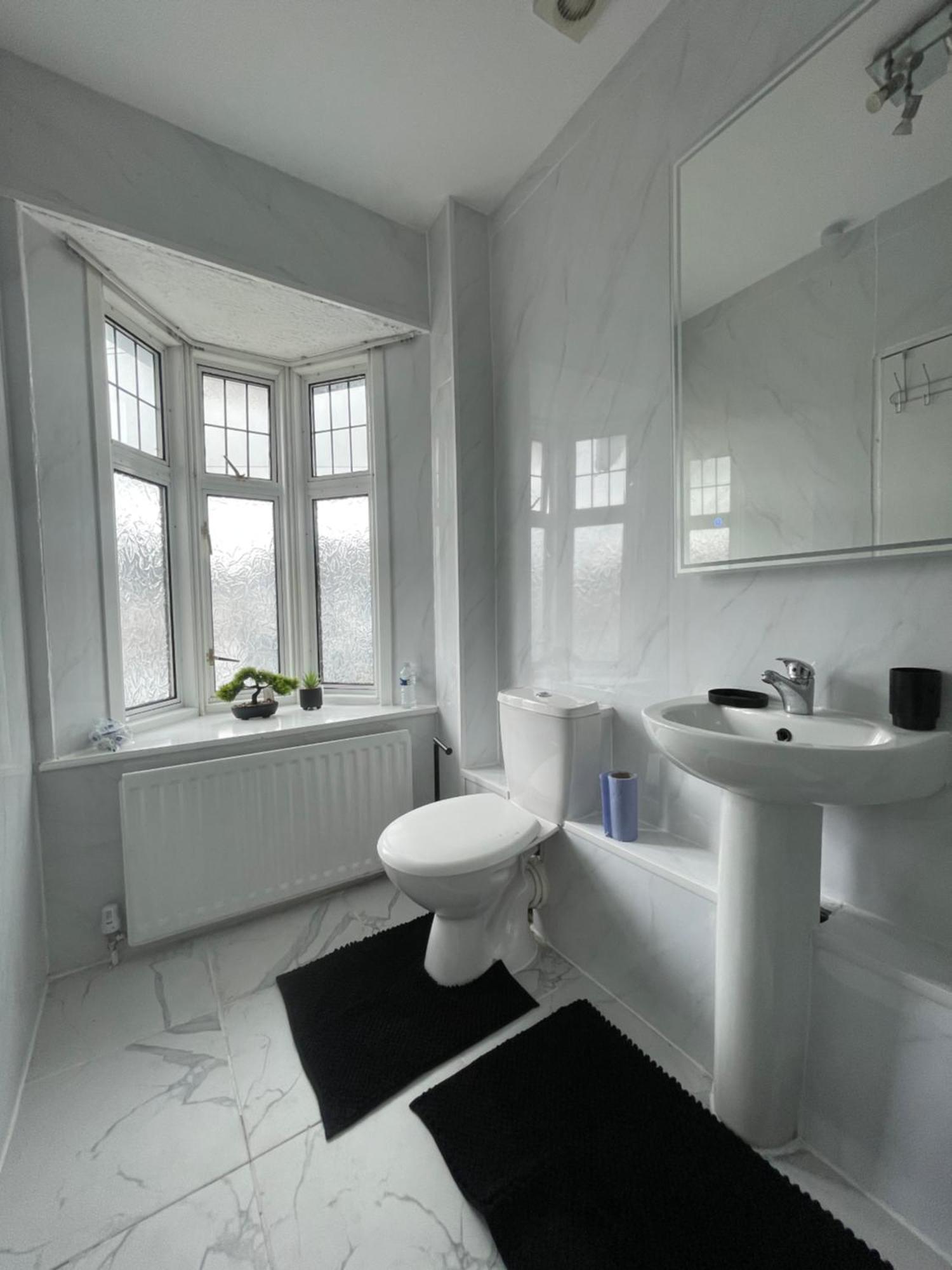 Cozy Private Rooms In Homestay Илфорд Екстериор снимка